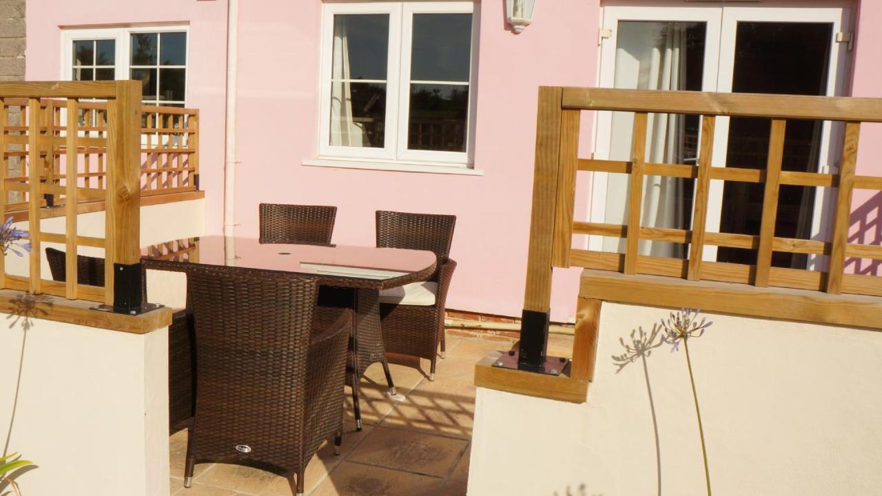 Ellingham Self-Catering Cottages Saint Peter Port Екстериор снимка